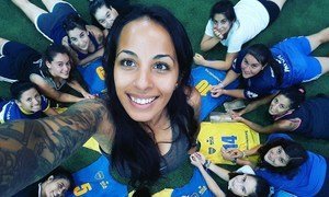 Evelina Cabrera, entrenadora de fútbol, con algunas de las chicas a las que entrena 