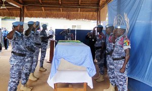Un grupo de soldados rinde homenaje al jefe de brigada senegalés Diene Racine, que fue ejecutado en Bangui, la República Centroafricana, en junio de 2016.