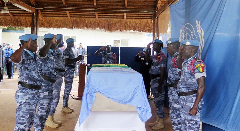 Des Casques bleus rendent hommage au chef de brigade Diene Racine du Sénégal, qui a été tué à Bangui, en République centrafricaine, en juin 2016.