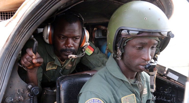 Le capitaine Mohamed Mbaye de l'unité d'hélicoptères d'attaque du Sénégal (SENAHU), déployée en République centrafricaine depuis novembre 2015. 