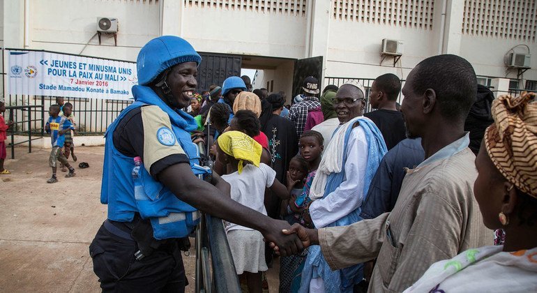 Des policiers sénégalais servant au sein de la Mission de l'ONU au Mali (MINUSMA) patrouillent le Stade Mamadou Konaté lors d'un événement organisé par la mission en janvier 2016 pour promouvoir la paix.