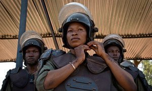 Un exercice conjoint entre l'unité de police formée sénégalaise et une unité mobile de la gendarmerie malienne à l'école de gendarmerie de Bamako en avril 2014.