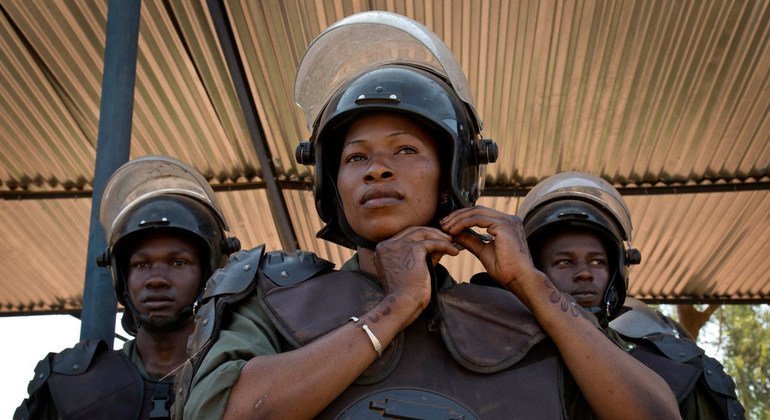 La unidad de policía formada por senegaleses y la gendarmería móvil de Mali realizan un ejercicio conjunto en la Escuela de Gendarmería de Bamako, en abril de 2014.