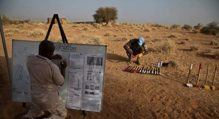 El Servicio de las Naciones Unidas de Actividades relativas a las Minas, en colaboración con las fuerzas senegalesas, efectúa registros visuales en Gao, donde la Organización establecerá un campamento militar.