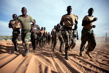 Des soldats sénégalais affectés à l'Opération de l’Union africaine et des Nations Unies au Darfour (MINUAD) s'entraînent à Um Baro, au Nord-Darfour, en novembre 2011. 
