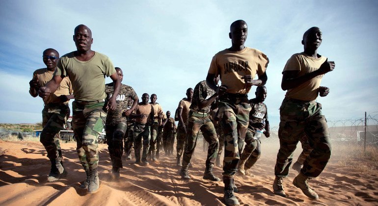 Un grupo de soldados senegaleses que sirve con la Operación Híbrida de la Unión Africana y las Naciones Unidas en Darfur (UNAMID) entrena en la base de Um Baro, en Darfur del Norte, en noviembre de 2011. 