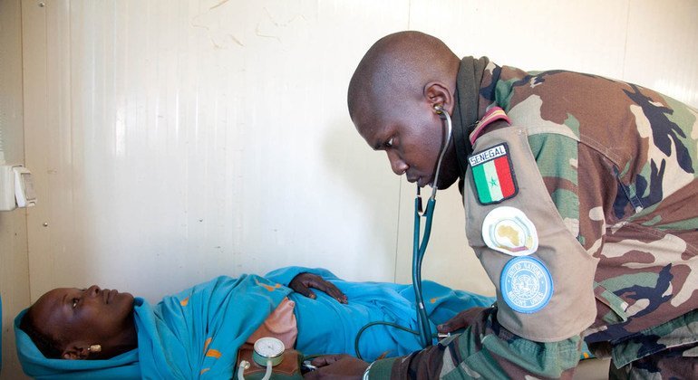 Imagen del médico teniente Famara Seck mientras ayuda a un paciente local en la clínica de la base de operaciones de Um Boro. 