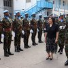 La representante especial del Secretario General en la República Democrática del Congo y jefe de MONUSCO, Leila Zerrougui, comparte con cascos azules a su llegada al país. 