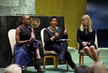 A atriz e ativista, Danai Gurira, com a diretora executiva da ONU Mulheres, Phumzile Mlambo-Ngcuka, e a atriz e ativista, Reese Witherspoon, durante as celebrações do Dia Internacional da Mulher na sede das Nações Unidas. 