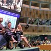 L'actrice Danai Gurira Resse (à gauche), Phumzile Mlambo-Ngcuka, Directrice exécutive d'ONU Femmes, et l'actrice américaine Reese Witherspoon (à droite) lors de la célébration de la Journée internationale des femmes au siège de l'ONU.