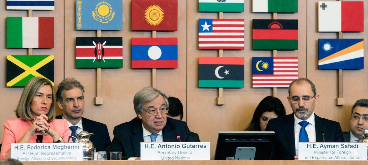 الأمين العام أنطونيو غوتيريش ( في الوسط)  خلال المؤتمر الوزاري الاستثنائي لدعم وكالة الأونروا الذي عقد في الخامس عشر من مارس/آذار في روما 