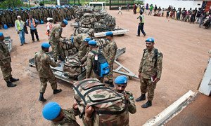 Des soldats de maintien de la paix pakistanais affectés à la Mission de l'ONU en République centrafricaine (MINUSCA) arrivent dans la capitale, Bangui, en septembre 2014.