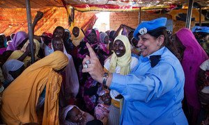Farkhanda Iqbel, une femme policier pakistanaise affectée à la Mission de l'ONU et de l'Union africaine au Darfour (MINUAD), assiste à la cérémonie d'ouverture du centre commercial des femmes El Raman en mars 2014. 