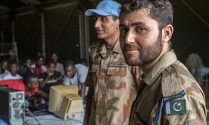 El sargento Saif (derecha), un técnico destacado que sirve en el batallón pakistaní de la ONU en Liberia  junto al teniente Shafgar, en el campamento Clara, la sede del equipo fuera de Monrovia.