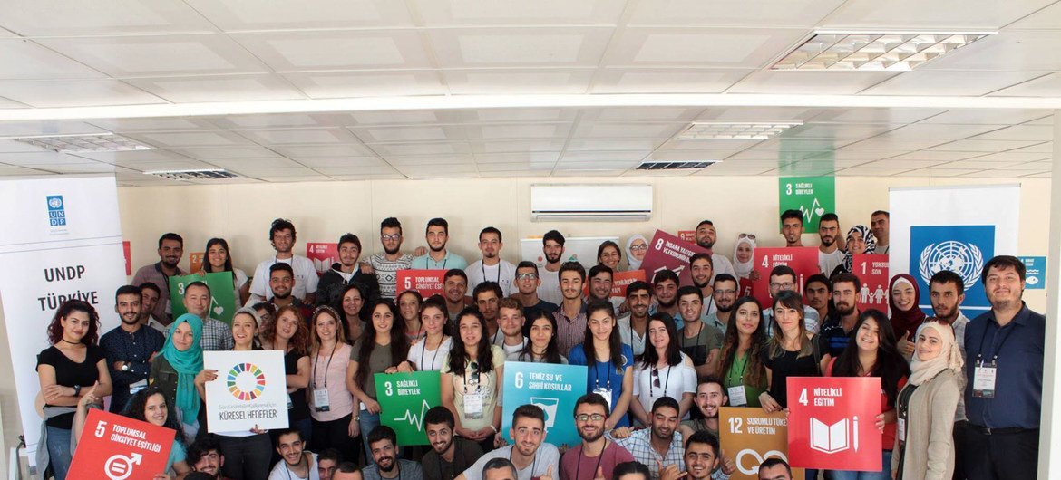 طلبة أتراك ولاجئون سوريون شباب يعملون معا في مشاريع التنمية المستدامة، في فعالية نظمها برنامج الأمم المتحدة الإنمائي.