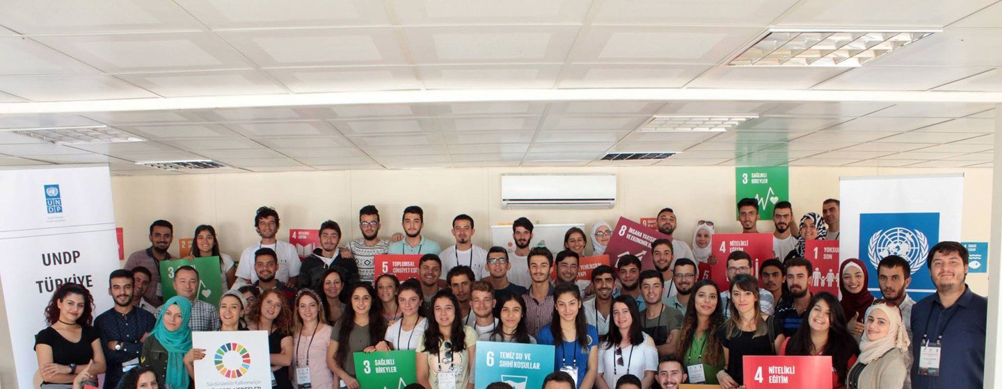 Jóvenes estudiantes turcos y refugiados sirios trabajan juntos en proyectos sobre los Objetivos de Desarrollo Sostenible durante el campamento juvenil de Halfeti organizado por el PNUD.