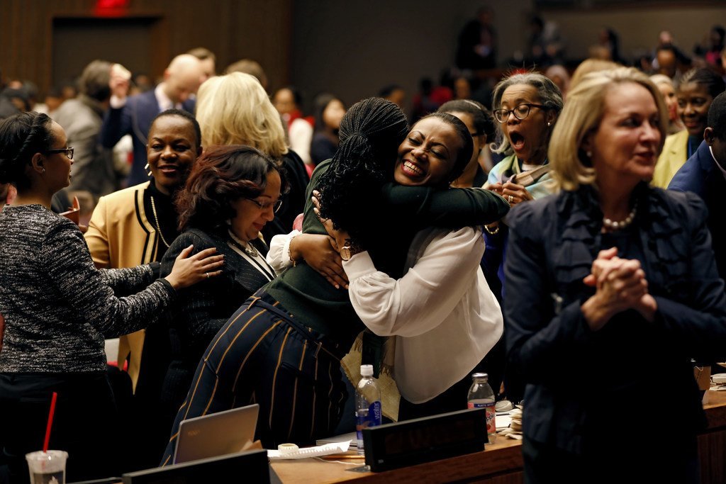 Mulheres comemoram em uma reunião da Comissão sobre a Situação da Mulher na sede da ONU em Nova York, em 23 de março de 2018.