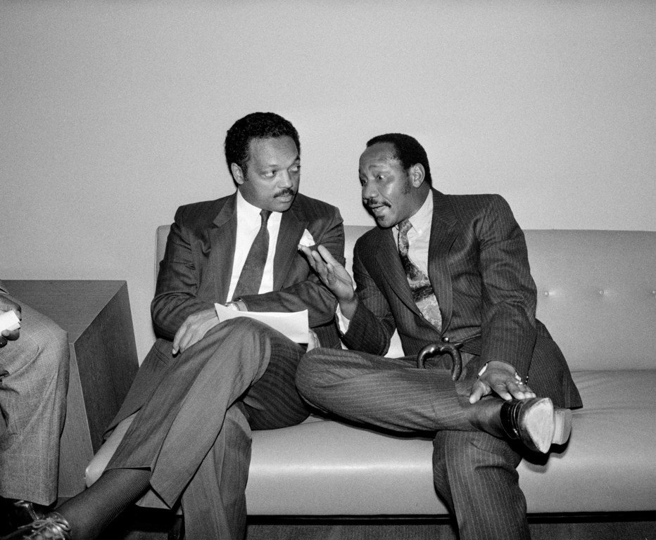 Jesse Jackson et Joseph N. Garba, représentant permanent du Nigéria auprès des Nations Unies, discutent sur un banc.