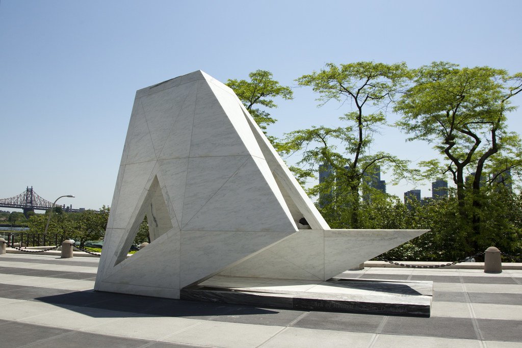 L'Arche du retour, mémorial permanent en l'honneur des victimes de l'esclavage et de la traite négrière transatlantique, est situé sur la place des visiteurs du Siège de l'ONU à New York.
