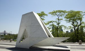 L'Arche du retour, mémorial permanent en l'honneur des victimes de l'esclavage et de la traite négrière transatlantique, est situé sur la place des visiteurs du Siège de l'ONU à New York.