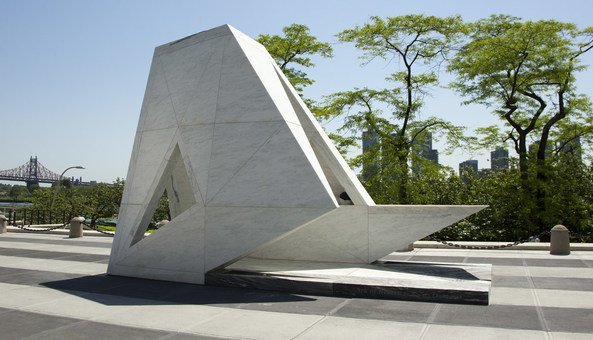 A Arca do Retorno, o memorial permanente para honrar as vítimas da escravidão e do comércio transatlântico de escravos, na entrada da sede da ONU em Nova Iorque.