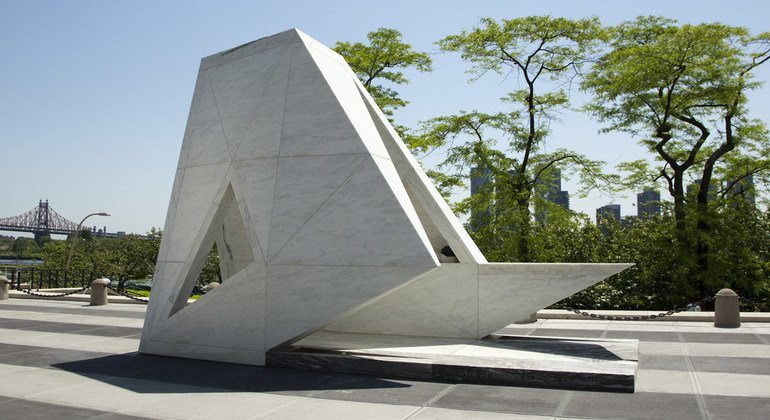A Arca do Retorno, o Memorial Permanente em Homenagem às Vítimas da Escravidão e do Comércio Transatlântico de Escravos, localizado na Praça dos Visitantes da Sede da ONU em Nova York