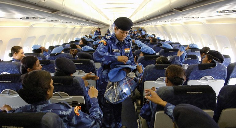 Composé principalement de femmes, ce contingent indien de la MINUL échange son béret noir contre le béret bleu à son arrivée à Monrovia alors qu’il s’apprête à servir sous les couleurs de l'ONU. 