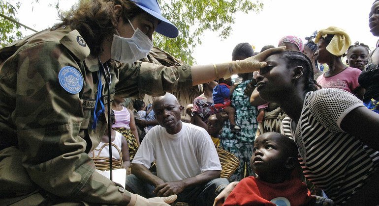 2007 : des unités médicales de la Mission des Nations Unies au Libéria fournissent une aide sanitaire essentielle, en particulier dans les zones rurales où les installations existantes sont inadéquates. Photo : ONU / Eric Kanalstein