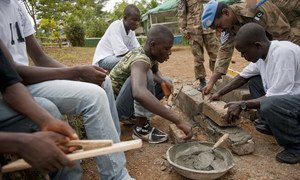 2010 :  des Casques bleus pakistanais enseignent à de jeunes Libériens la pose de briques dans le cadre d'un programme de formation professionnelle offert par leur contingent à Tubmanburg. 