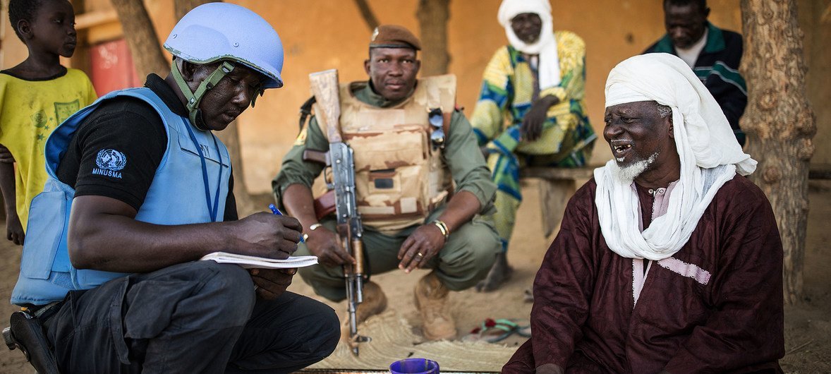 Des Casques bleus de la MINUSMA discutent avec la population locale lors d'une patrouille dans le nord du Mali.