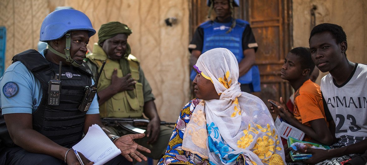 Soldados de paz trabalham em conjuno com os malianos no país. No vilarejo de Bara, localizado a 85 km da cidade de Gao, integrantes de uma patrulha da Minusma conversam com as pessoas sobre desafios que elas enfrentam. Grupos radicais já assinaram e sequestraram civis.