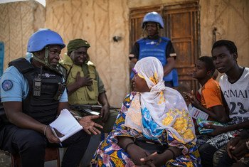 Des Casques bleus de la MINUSMA s'entretiennent avec la population locale pour connaître leurs difficultés et apporter des solutions lors d'une patrouille dans le village de Bara situé à 85 km de la ville de Gao, au nord-est du Mali.