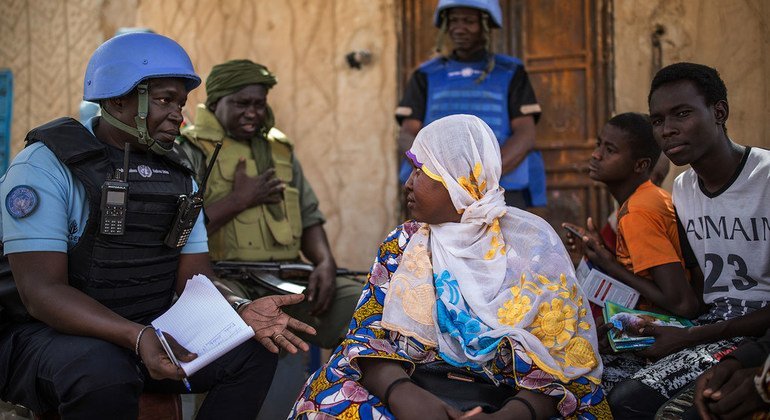 Des Casques bleus de la MINUSMA s'entretiennent avec la population locale pour connaître leurs difficultés et apporter des solutions lors d'une patrouille dans le village de Bara situé à 85 km de la ville de Gao, au nord-est du Mali.