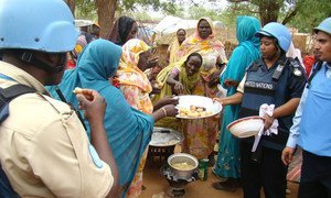 El componente policial de la Misión en Darfur enseña a elaborar tartas tanzanas, denominadas mandazis, a treinta mujeres del campamento de Abu Zar, el 28 de julio de 2015. 