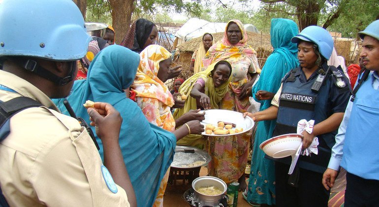 El componente policial de la Misión en Darfur enseña a elaborar tartas tanzanas, denominadas mandazis, a treinta mujeres del campamento de Abu Zar, el 28 de julio de 2015. 