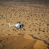 Un hélicoptère de la MINUSMA survolant le Mali, pays africain de la région du Sahel.