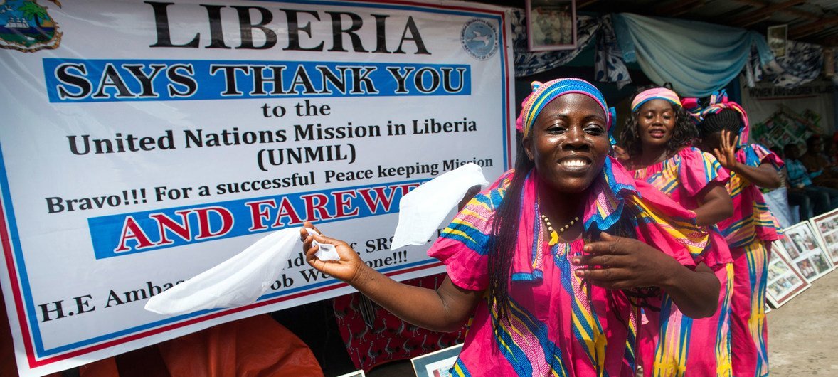 ONGs y otras organizaciones culturales despiden a la misión de la ONU en Liberia.