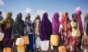 Un grupo de mujeres esperan en fila para rellenar sus bidones de agua del tanque de UNICEF y ECHO en el campamento para desplazados internos de Galkayo, en Somalia.