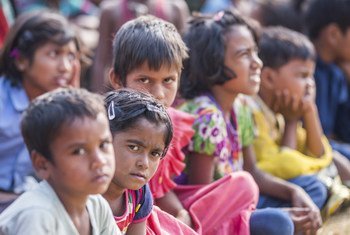 Des enfants regardent un spectacle de rue sur les aspects néfastes des mariages précoces dans l'Etat de Jharkhand, en Inde.