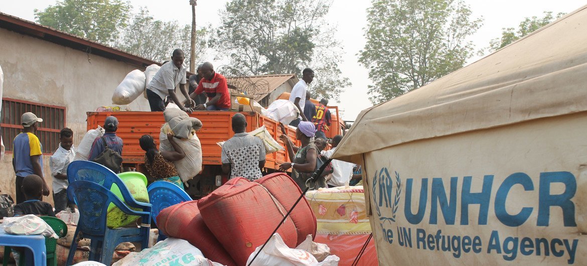 Des employés d'une ONG partenaire du HCR chargent un camion avec les effets personnels de réfugiés du Kasaï, en République démocratique du Congo.