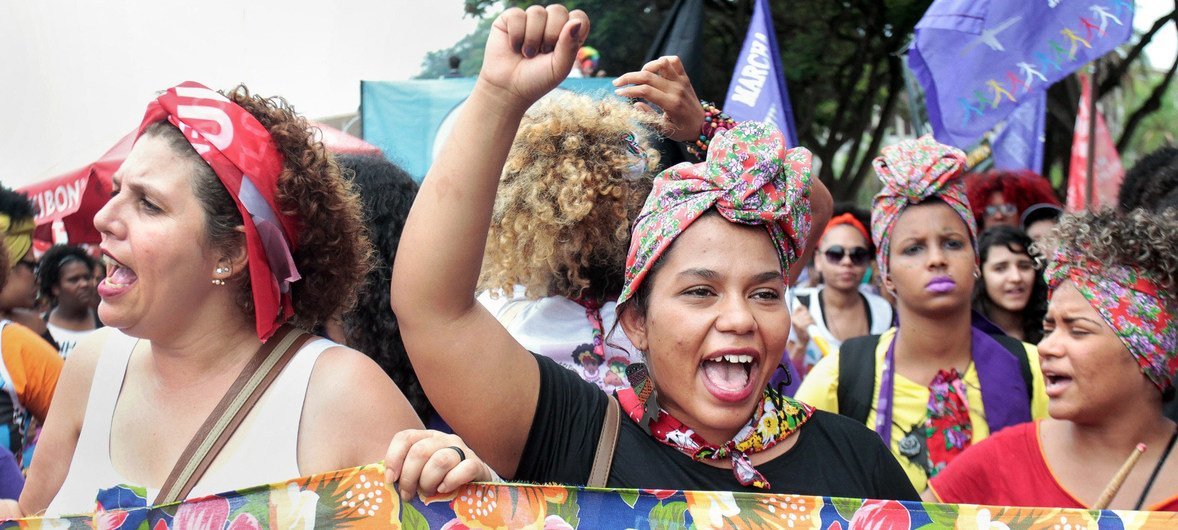 Des femmes au Brésil marchent pour les droits des femmes.