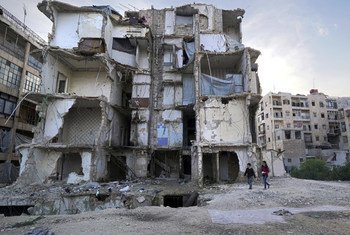 Desplazados por la violencia, familias intentan vivir en edificios dañados en Aleppo, Siria.