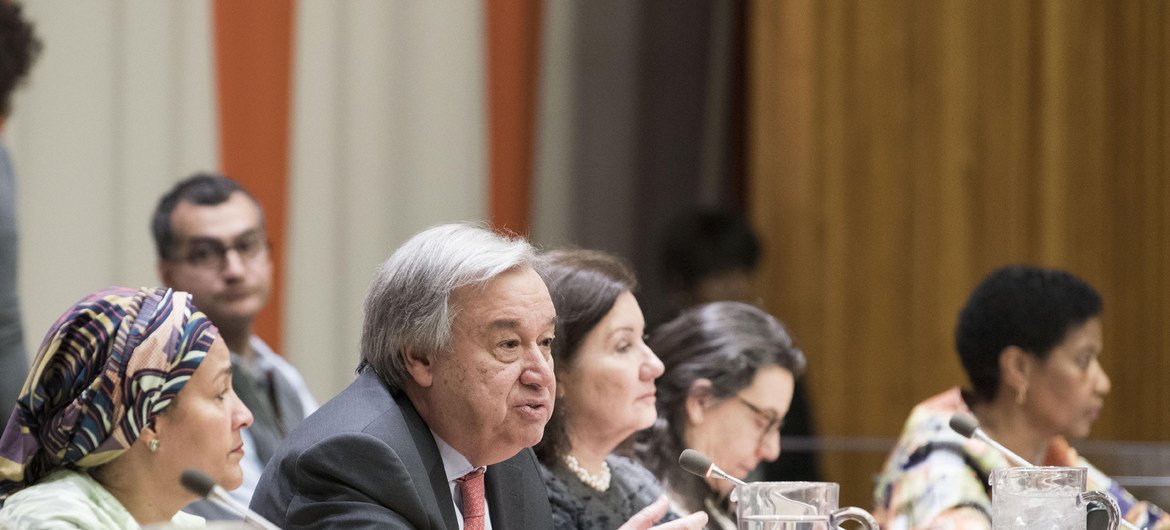  Le Secrétaire général de l'ONU, António Guterres (au centre), lors d'une réunion publique organisée dans le cadre de la 62e session de la Commission de la condition de la femme.