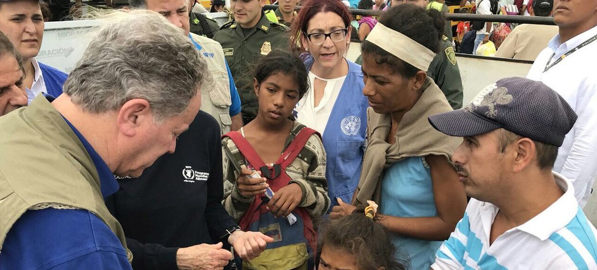 David Beasley, director ejecutivo del PMA, se reúne con refugiados venezolanos en Colombia. 