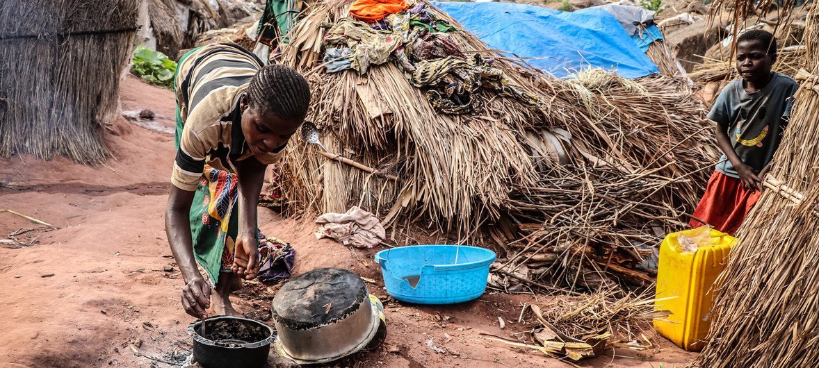 Woman cooking in Katanika IDP site, where more than 6,000 families have taken refuge fleeing growing interethnic violence in the area. The site is located a few kilometers from Kalemie, the capital of Tanganyika province in the south-east of the Democrati