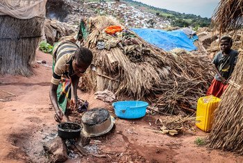 Province du Tanganyika, RDC : une femme cuisine à Katanika, un site à quelques kilomètres de Kalémie, où plus de 6.000 familles se sont réfugiées pour fuir la violence interethnique croissante dans la région. 