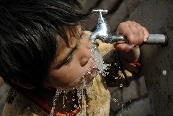 L'enfant buvant de l'eau à un robinet. (archive)