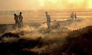 2004年印度洋海啸后，印度泰米尔纳德邦沿海的渔民仔细检查村庄的残骸。