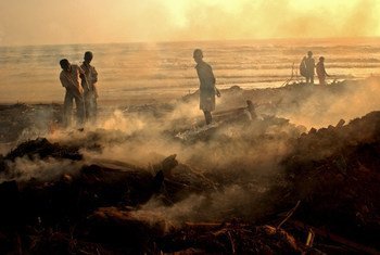 2004年印度洋海啸后，印度泰米尔纳德邦沿海的渔民仔细检查村庄的残骸。
