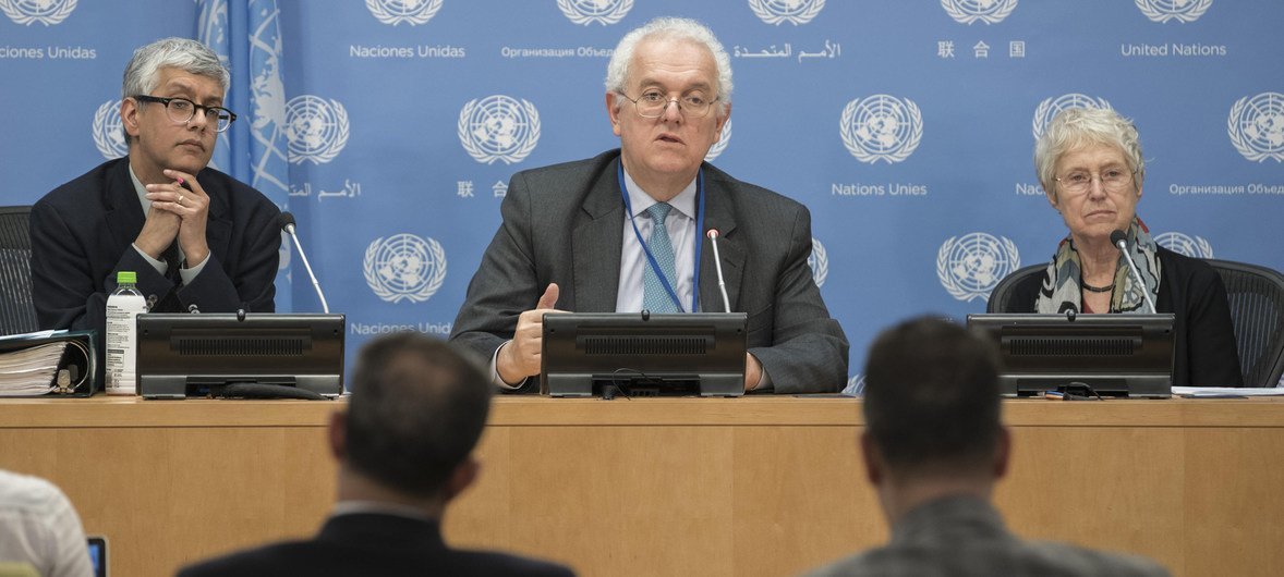 José Antonio Ocampo (centre), Chair of the Committee for Development Policy (CDP), along with Committee member Diane Elson (right), briefs journalists as guests at the noon briefing. On the left is Farhan Haq, Deputy Spokesperson for the Secretary-General